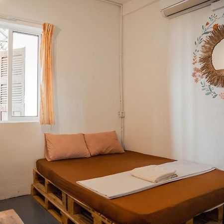 Sacred Lotus - Vegan Cafe X Hostel Phnom Penh Exterior photo