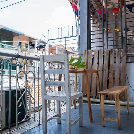 Sacred Lotus - Vegan Cafe X Hostel Phnom Penh Exterior photo
