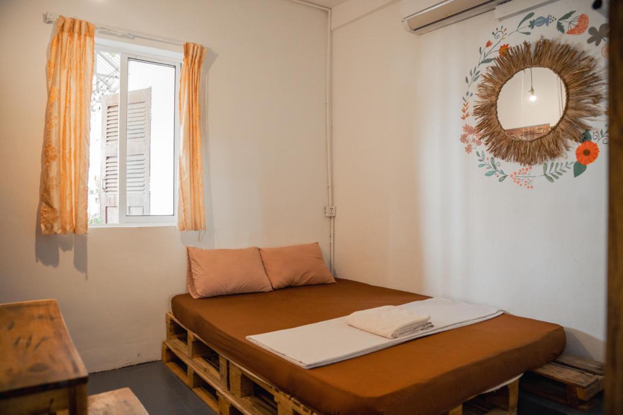 Sacred Lotus - Vegan Cafe X Hostel Phnom Penh Exterior photo