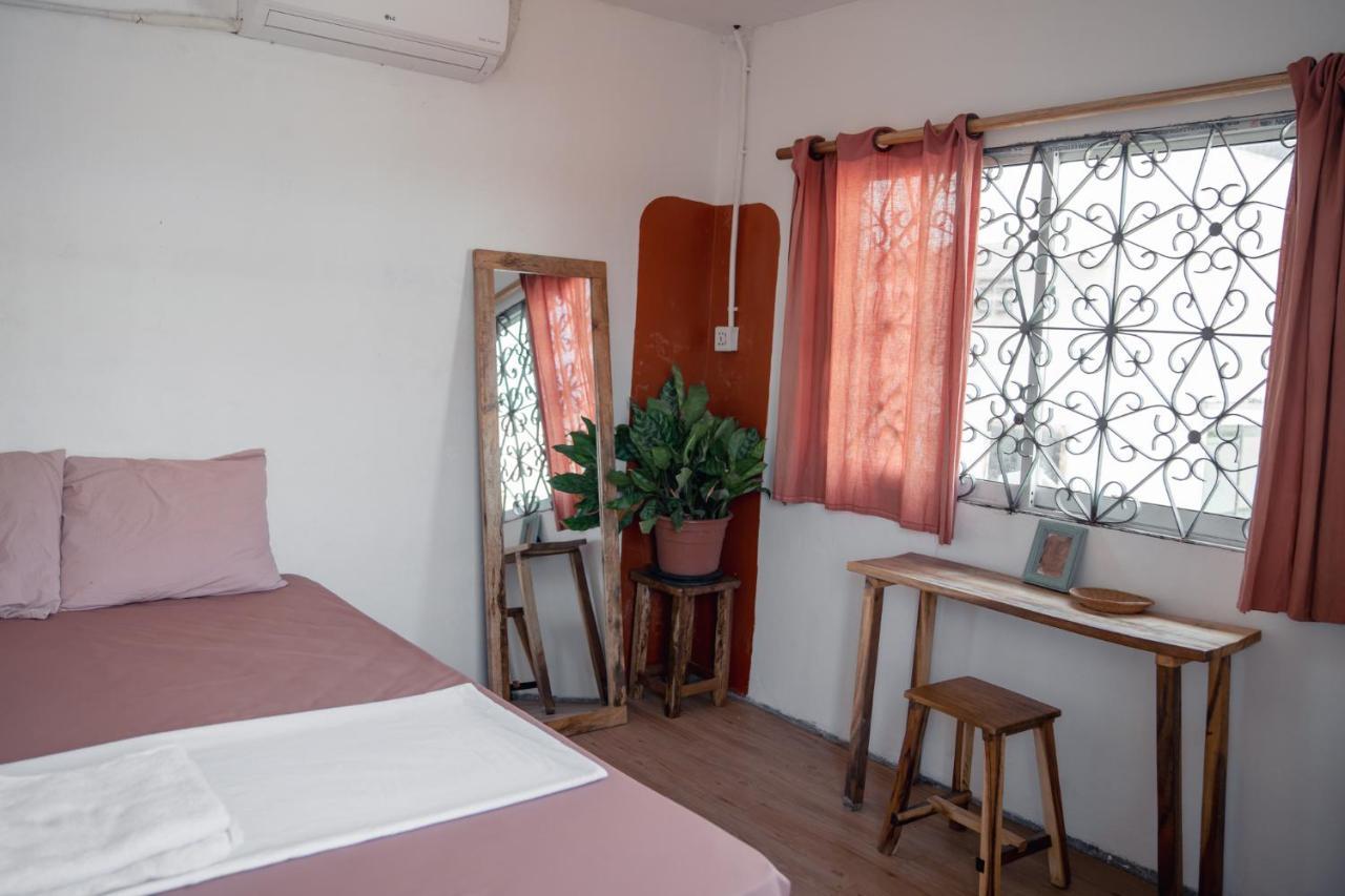 Sacred Lotus - Vegan Cafe X Hostel Phnom Penh Exterior photo