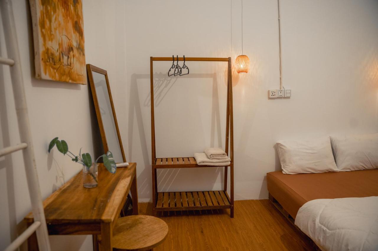 Sacred Lotus - Vegan Cafe X Hostel Phnom Penh Exterior photo