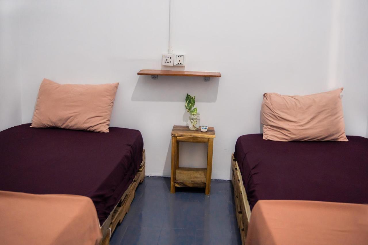Sacred Lotus - Vegan Cafe X Hostel Phnom Penh Exterior photo