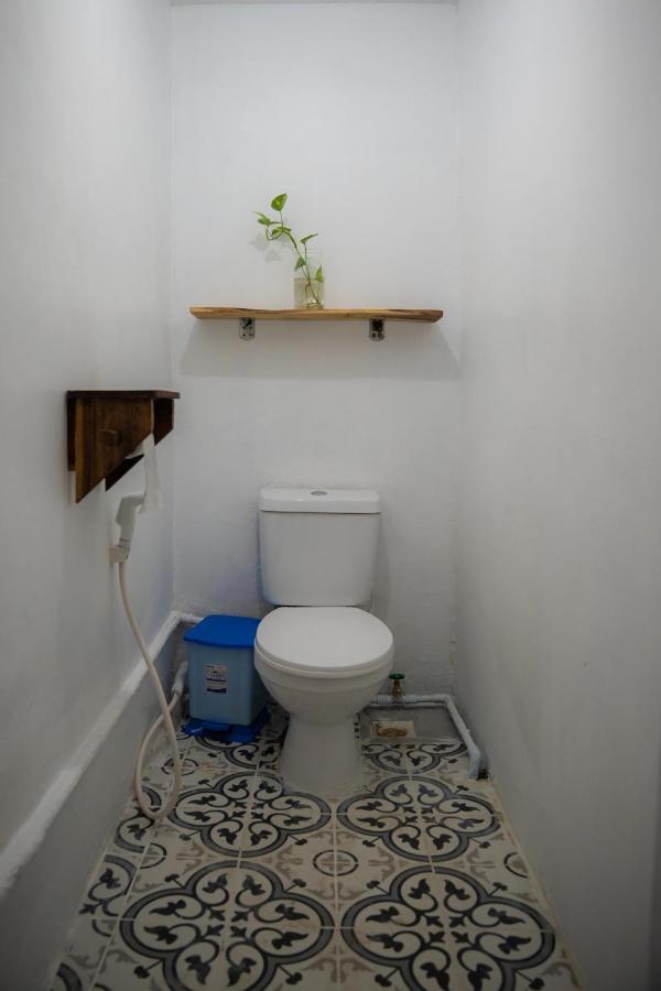 Sacred Lotus - Vegan Cafe X Hostel Phnom Penh Exterior photo