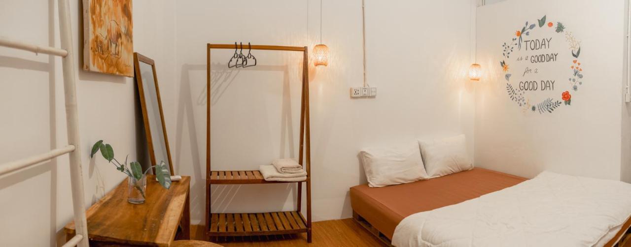 Sacred Lotus - Vegan Cafe X Hostel Phnom Penh Exterior photo