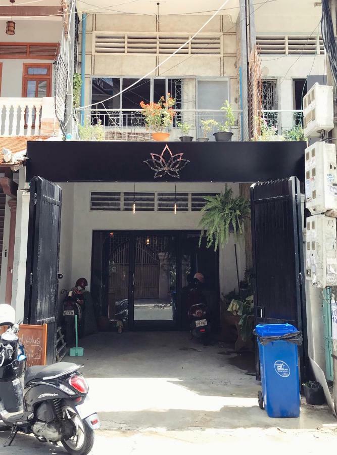 Sacred Lotus - Vegan Cafe X Hostel Phnom Penh Exterior photo